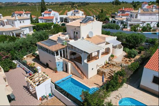 Altura, 4-bedroom villa with pool close to the sea and town.