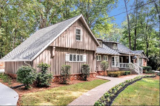 Exception Farmhouse-Style Home With Vintage Charm