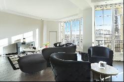 Paris 16th District – A magnificent apartment enjoying an Eiffel Tower view