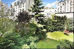 Paris 16th District – A 2-bed apartment with balconies