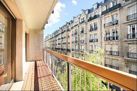 Paris 16th District - A 2-bed apartment with balconies