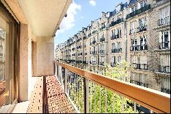 Paris 16th District – A 2-bed apartment with balconies