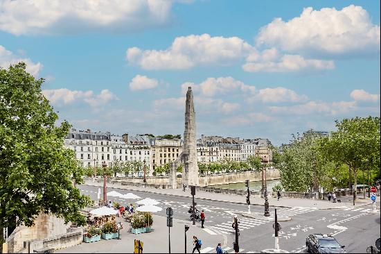 Paris 5th District on Quai de la Tournelle accross Ile Saint Louis