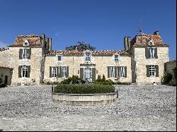 Sumptuous Chartreuse estate with vineyard near Saint-Emilion