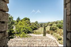 Charming stone farmhouse near Bonnieux village center