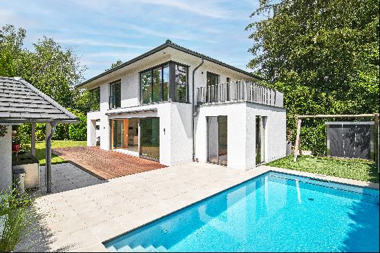 Detailed architect-designed house with pool in the most sought-after villa location