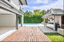 Detailed architect-designed house with pool in the most sought-after villa location