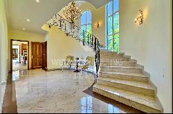 Magnificent luxury villa for sale in top location with garden & outdoor pool in Ascona