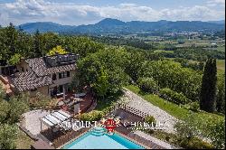 PANORAMIC VILLA WITH POOL AND PRIVATE LAKE FOR SALE IN UMBRIA