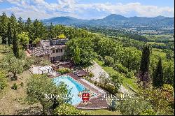 PANORAMIC VILLA WITH POOL AND PRIVATE LAKE FOR SALE IN UMBRIA