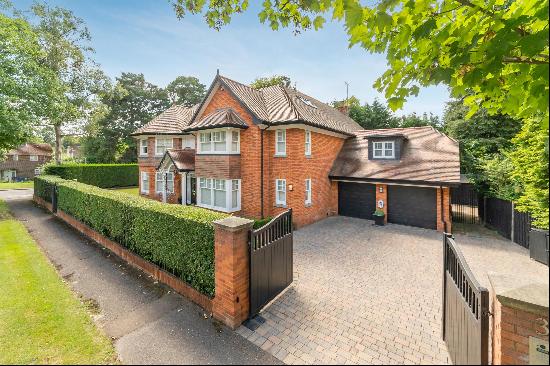 A superbly presented family home located in this sought after location in Crowthorne.