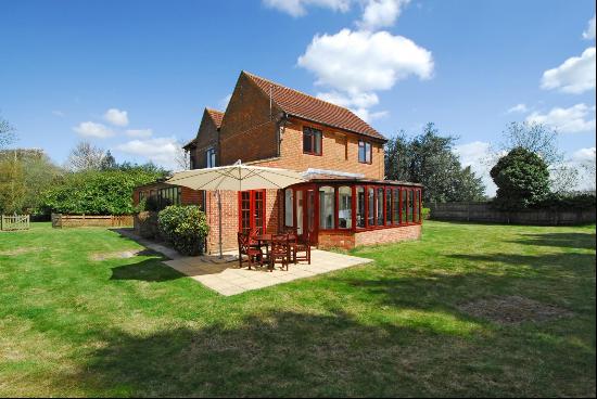 5 bedroom detached property to rent in a picturesque setting within Ascot.