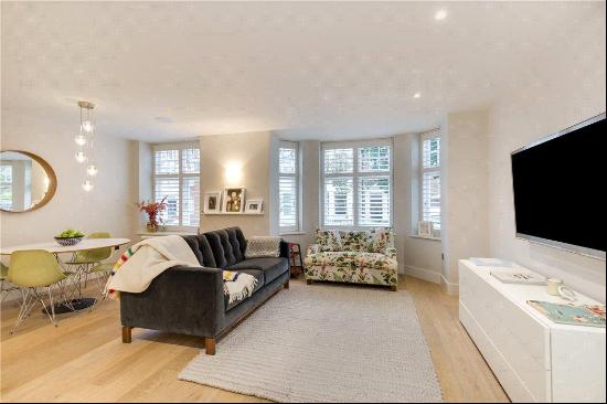 Stylish raised ground floor flat available to let in the heart of Hampstead, NW3