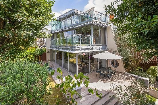 A truly remarkable opportunity to acquire this contemporary, riverside property situated i