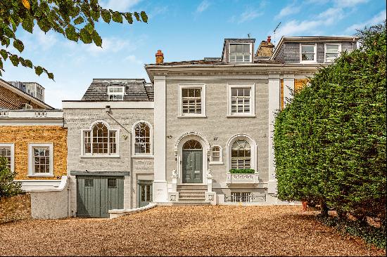 An exquisite Grade II listed Regency style house with a beautiful West facing garden measu