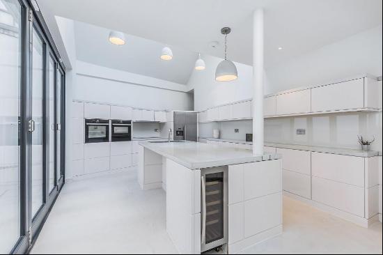 A sought-after 3-bedroom home available for rent in Hampstead, NW3.