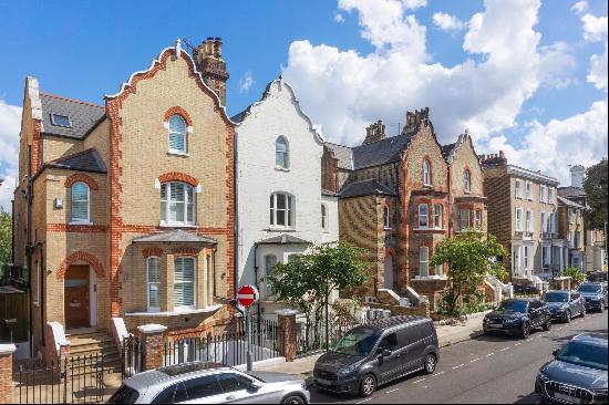 Outstanding Semi-detached Victorian family house with a wonderful 78ft garden