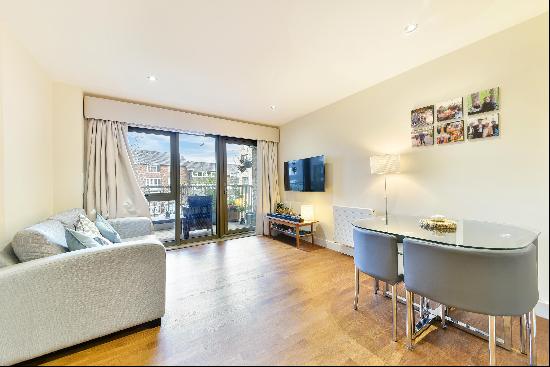 A generously proportioned apartment with a large balcony located a short walk from the tub