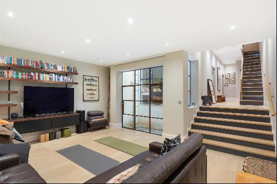 An immaculate 5 bedroom family home situated on a quiet leafy cul-de-sac in Wandsworth Com