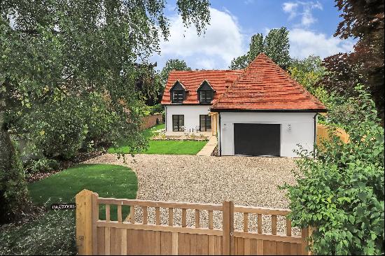 A modern and detached five bedroom house, in a well-positioned Test Valley village.