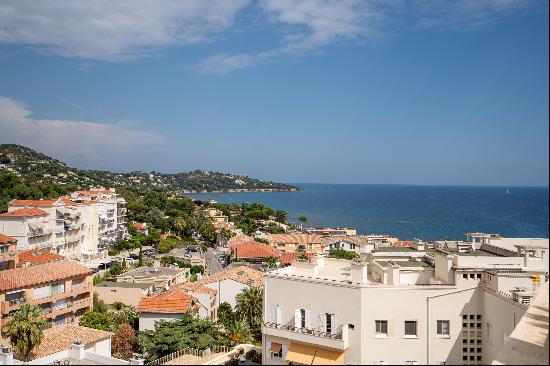 Incredible duplex for sale facing the port of Sainte-Maxime.