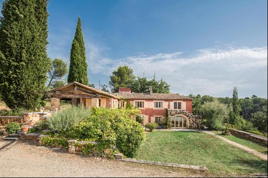 House with panoramic view, swimming pool, and large plot of land.