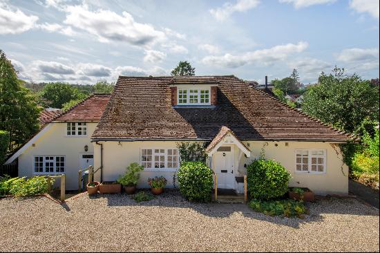 A unique 4 bed detached family house for sale in the heart of Tunbridge Wells with parking