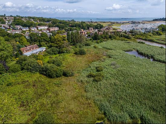 In a prime location on the edge of Bembridge harbour, St Helens Station is a historic hous