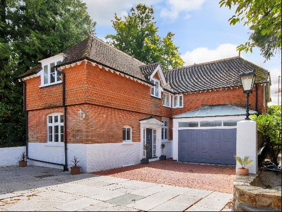 A delightful 4 bed lodge house with huge potential for sale in Tunbridge Wells, situated o