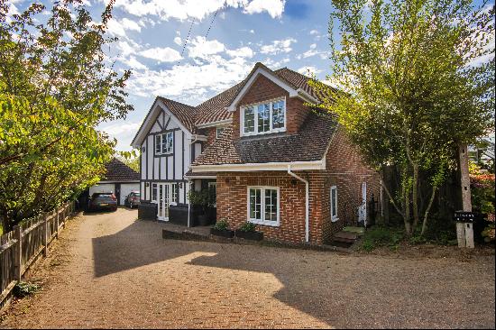 A substantial 5 bed detached house for sale in Tunbridge Wells with a wonderful garden and