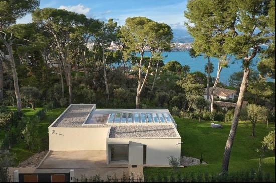 Elegant contemporary villa for sale on Cap d'Antibes with luxurious accommodation and sea 