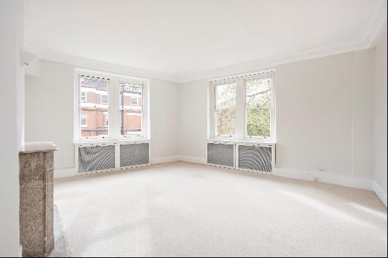 A spacious third floor apartment in a prestigious block with 24 hour porter.