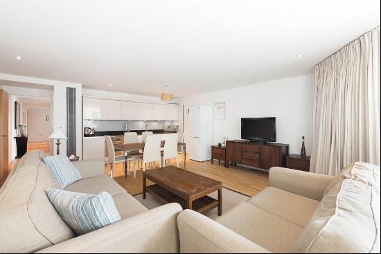 Three bedroom apartment available in Paddington W2.