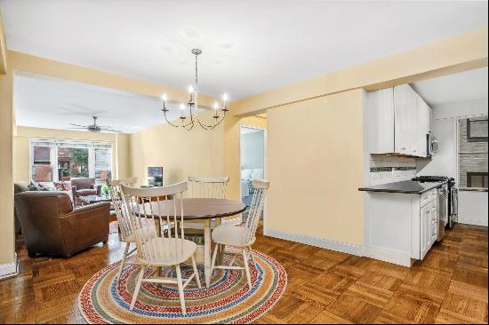 Located in the prestigious National Historic Landmark neighborhood of Brooklyn Heights, th