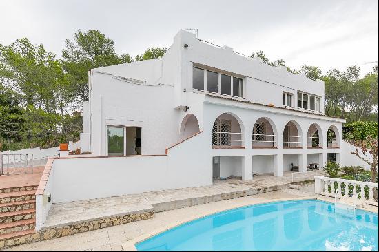 Large villa of 374 m2 with swimming pool surrounded by nature.