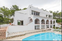 Large villa of 374 sqm with swimming pool surrounded by nature.