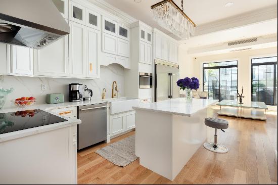 Experience unparalleled city living at its finest in the heart of Manhattan! This stunning