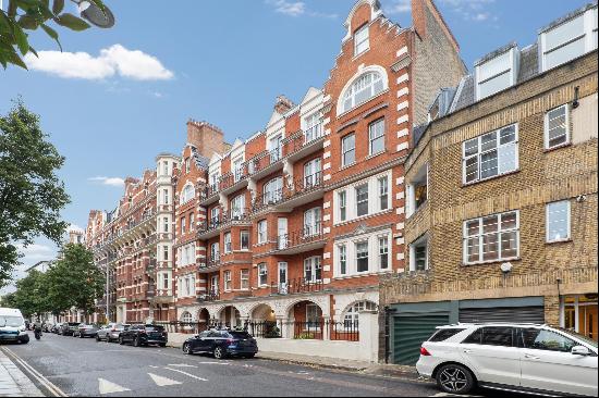 A wonderful three bedroom apartment available to rent in the centre of Chelsea.