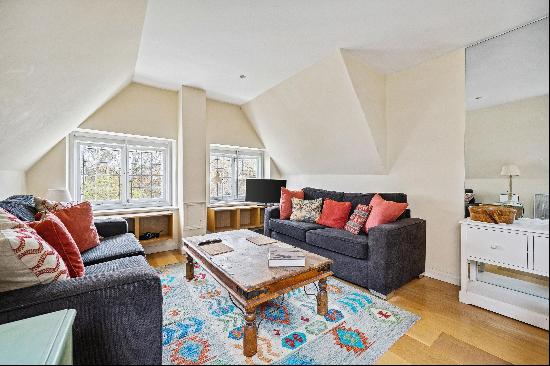 A delightful two bedroom apartment for sale on a prime garden square in SW5