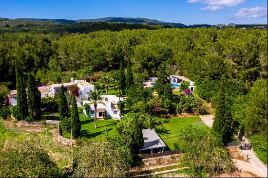 A beautiful Finca with mature gardens and a guest house.