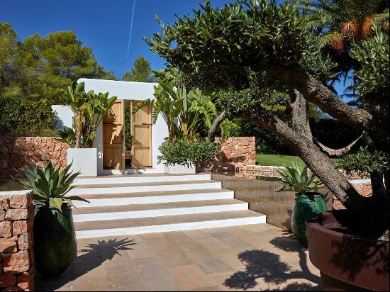 An elegant turn-key villa with beautiful gardens and a rental licence.