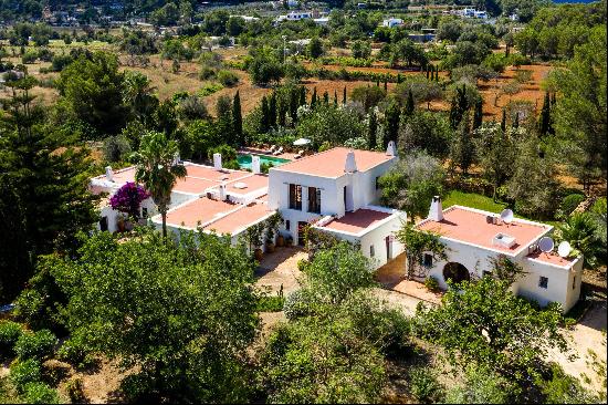 A traditional, charming countryside house with two guest houses in a tranquil location.