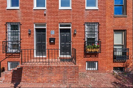 Federal Townhouse in Barre Circle Historic District