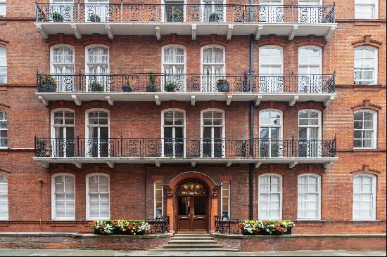 Three-bedroom apartment in one of Knightsbridge's most prestigious buildings