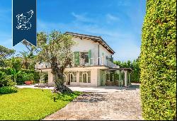 Elegant villa with a garden for sale in the most luxurious district of Forte dei Marmi