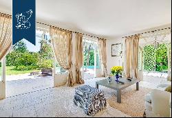 Elegant villa with a garden for sale in the most luxurious district of Forte dei Marmi