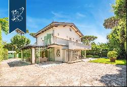 Elegant villa with a garden for sale in the most luxurious district of Forte dei Marmi