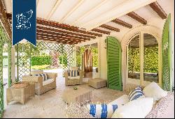 Elegant villa with a garden for sale in the most luxurious district of Forte dei Marmi