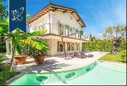 Elegant villa with a garden for sale in the most luxurious district of Forte dei Marmi