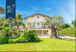 Elegant villa with a garden for sale in the most luxurious district of Forte dei Marmi